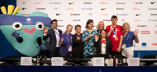 Alle Beteiligten der Pressekonferenz winken zum Abschied
